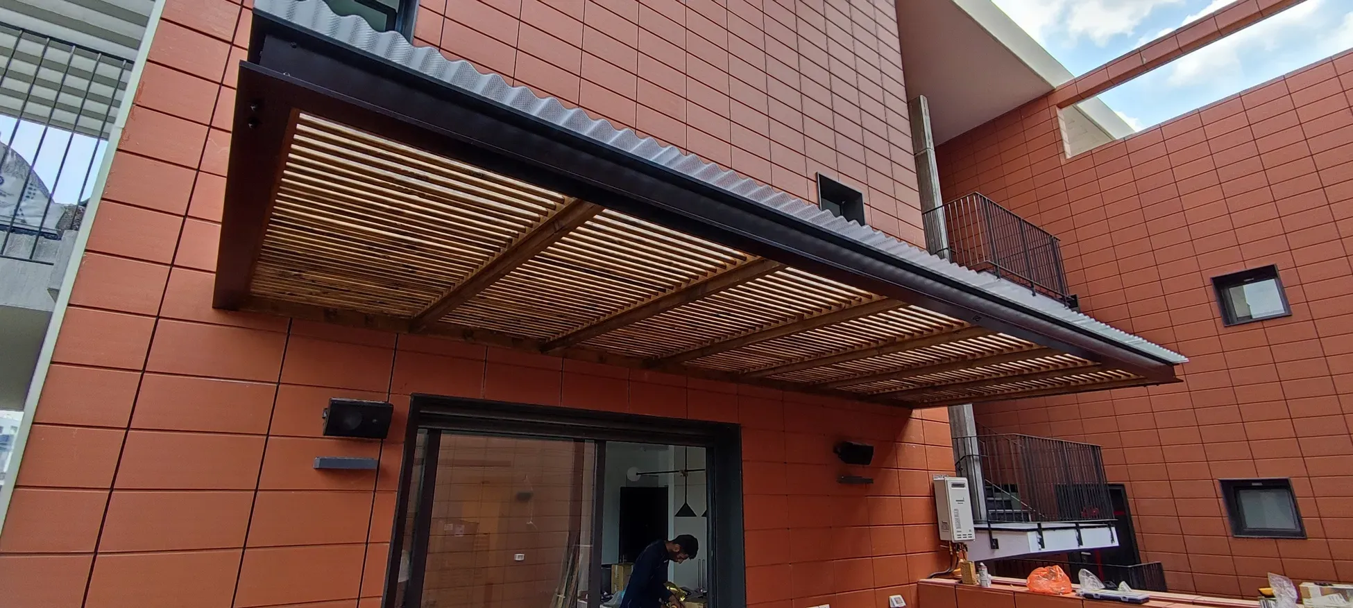 פרגולה מאלומיניום ועץ